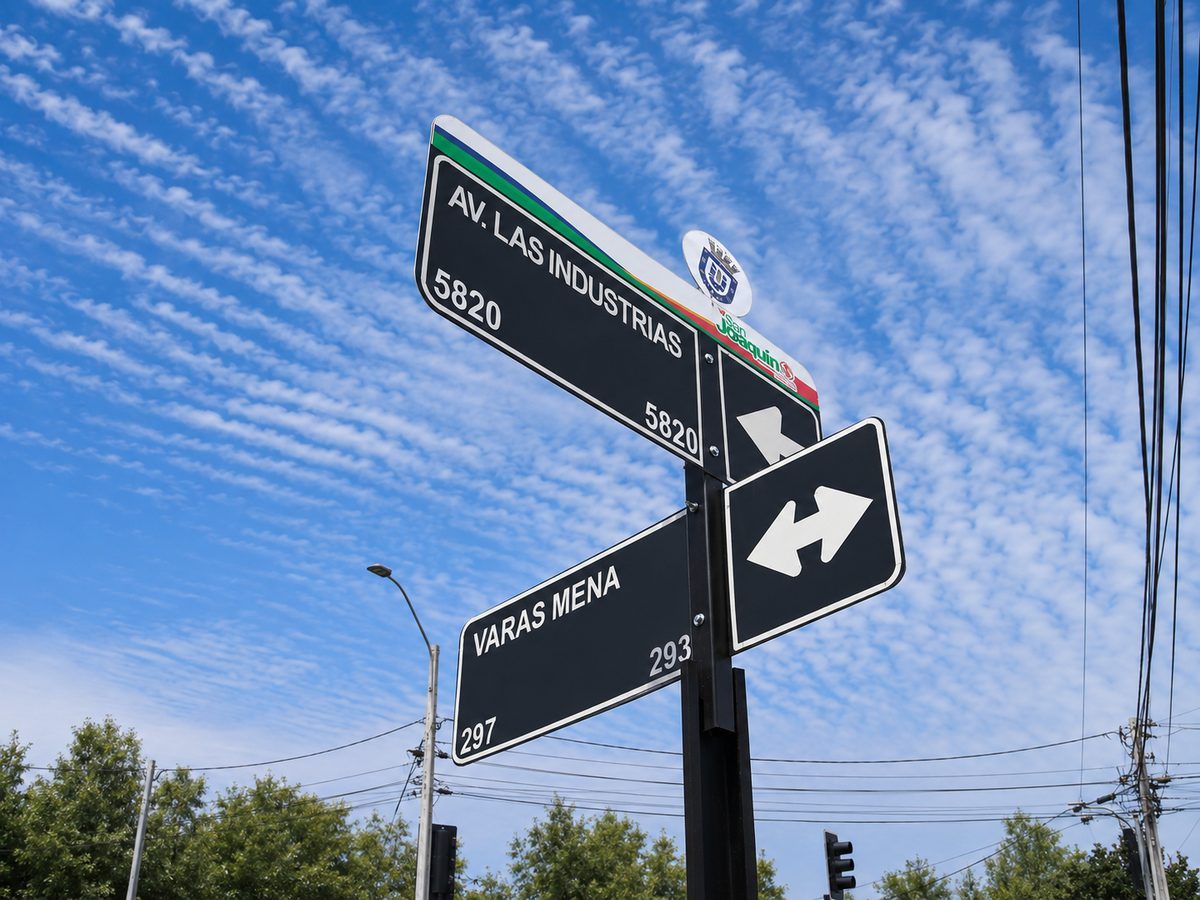 Señalética vial en calle urbana